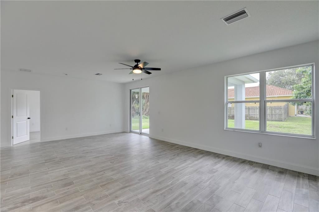 合同活跃: $390,000 (3 贝兹, 2 浴室, 1645 平方英尺)