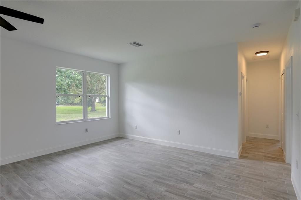 合同活跃: $390,000 (3 贝兹, 2 浴室, 1645 平方英尺)