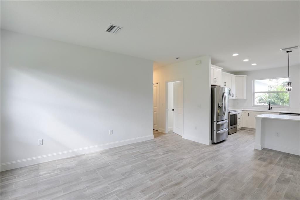 合同活跃: $390,000 (3 贝兹, 2 浴室, 1645 平方英尺)