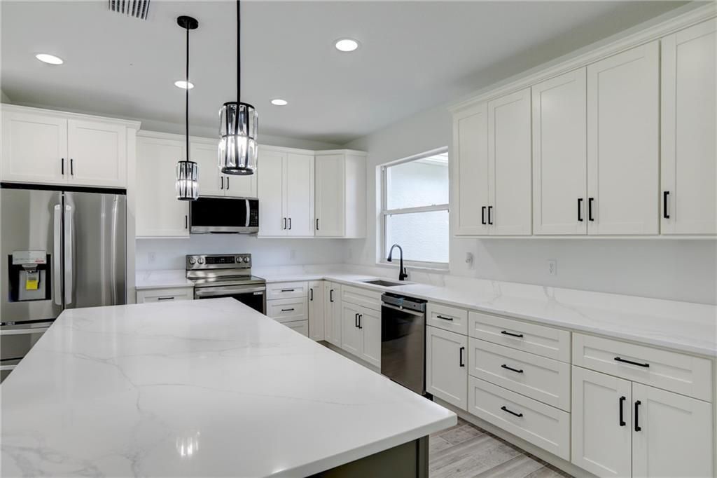 合同活跃: $390,000 (3 贝兹, 2 浴室, 1645 平方英尺)