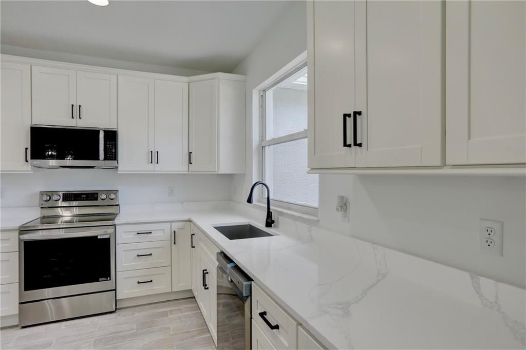 合同活跃: $390,000 (3 贝兹, 2 浴室, 1645 平方英尺)