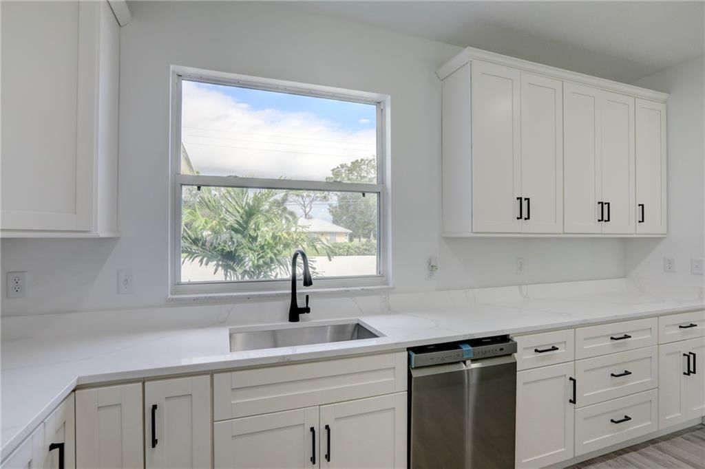 合同活跃: $390,000 (3 贝兹, 2 浴室, 1645 平方英尺)