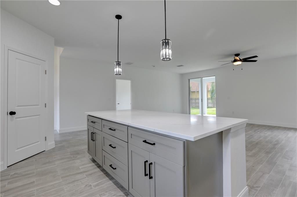 合同活跃: $390,000 (3 贝兹, 2 浴室, 1645 平方英尺)