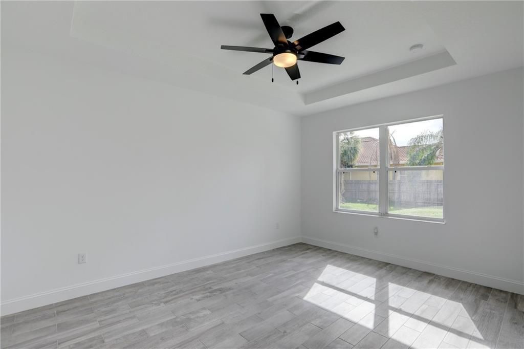 合同活跃: $390,000 (3 贝兹, 2 浴室, 1645 平方英尺)