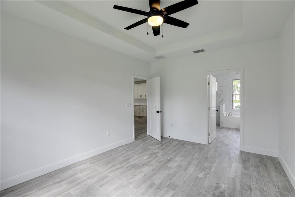 合同活跃: $390,000 (3 贝兹, 2 浴室, 1645 平方英尺)