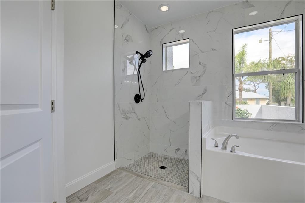 合同活跃: $390,000 (3 贝兹, 2 浴室, 1645 平方英尺)