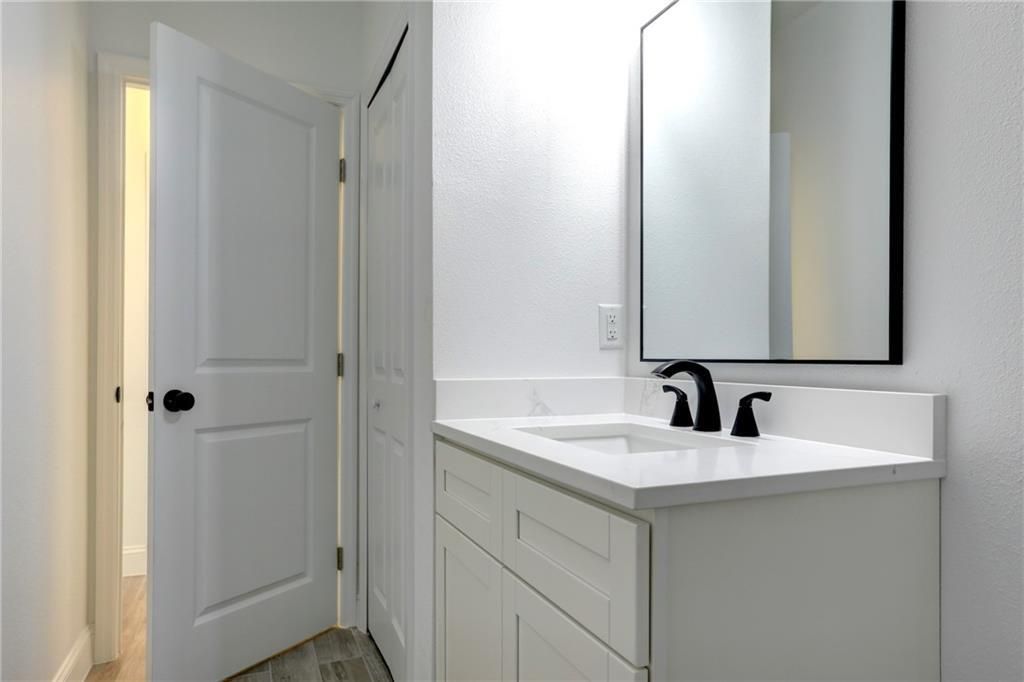 合同活跃: $390,000 (3 贝兹, 2 浴室, 1645 平方英尺)