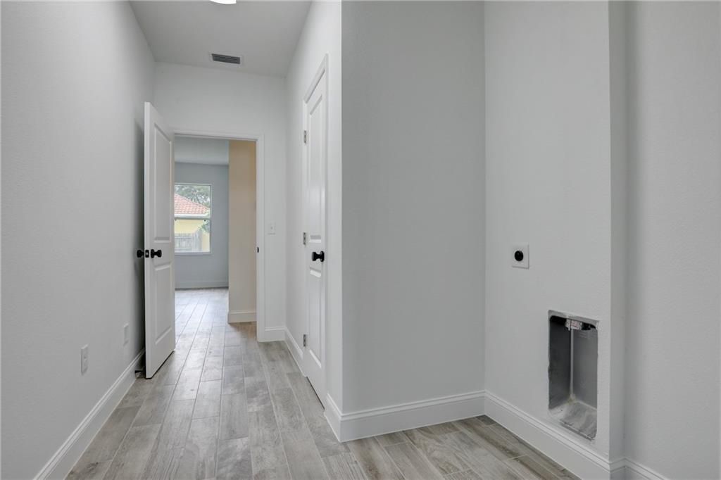 合同活跃: $390,000 (3 贝兹, 2 浴室, 1645 平方英尺)