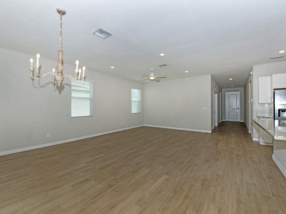 Activo con contrato: $525,000 (3 camas, 2 baños, 1808 Pies cuadrados)