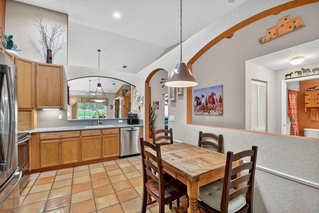 合同活跃: $375,000 (2 贝兹, 2 浴室, 1426 平方英尺)