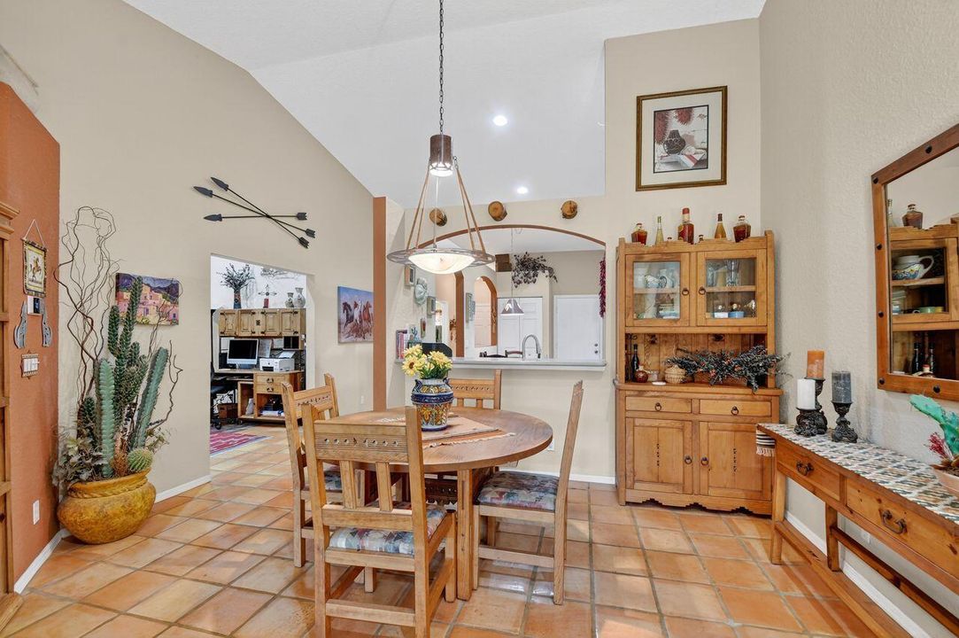 合同活跃: $375,000 (2 贝兹, 2 浴室, 1426 平方英尺)