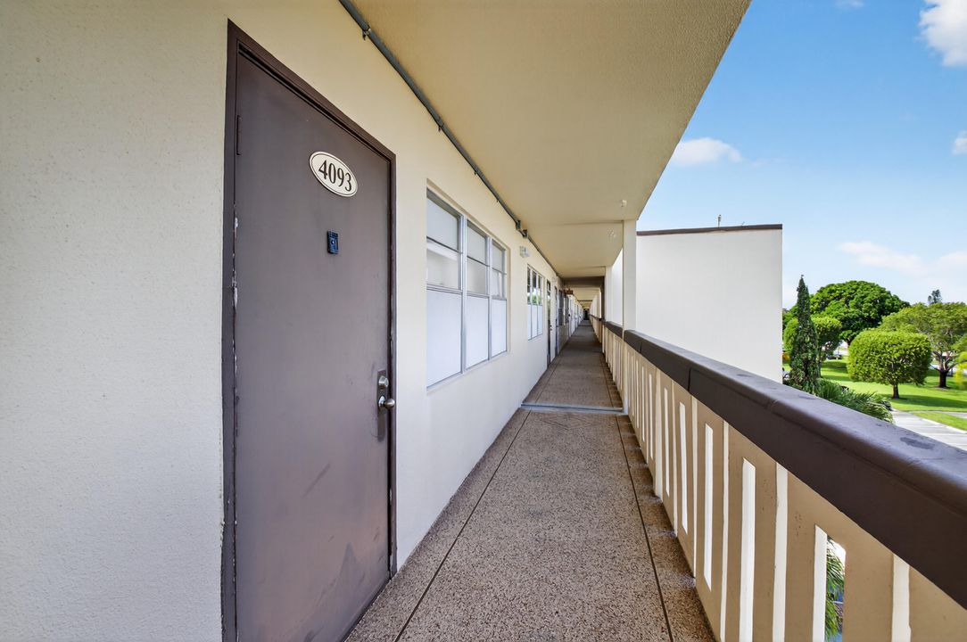 Active With Contract: $69,900 (1 beds, 1 baths, 738 Square Feet)