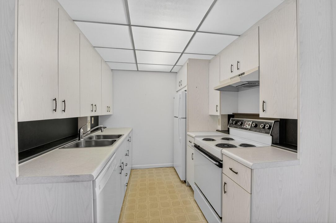 Active With Contract: $69,900 (1 beds, 1 baths, 738 Square Feet)