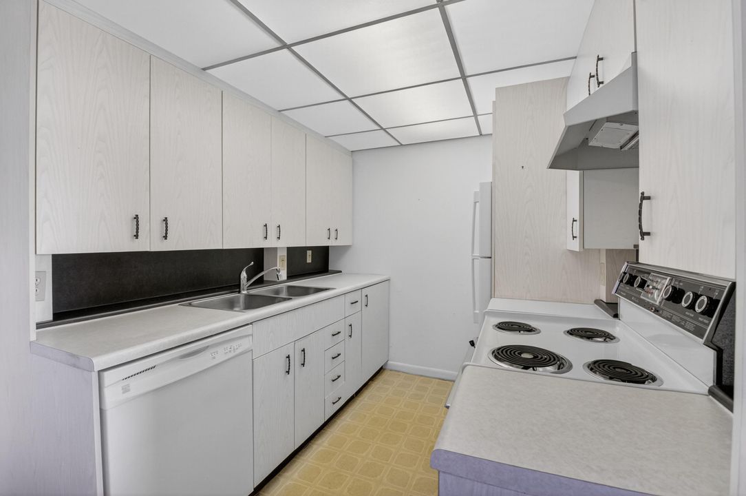 Active With Contract: $69,900 (1 beds, 1 baths, 738 Square Feet)