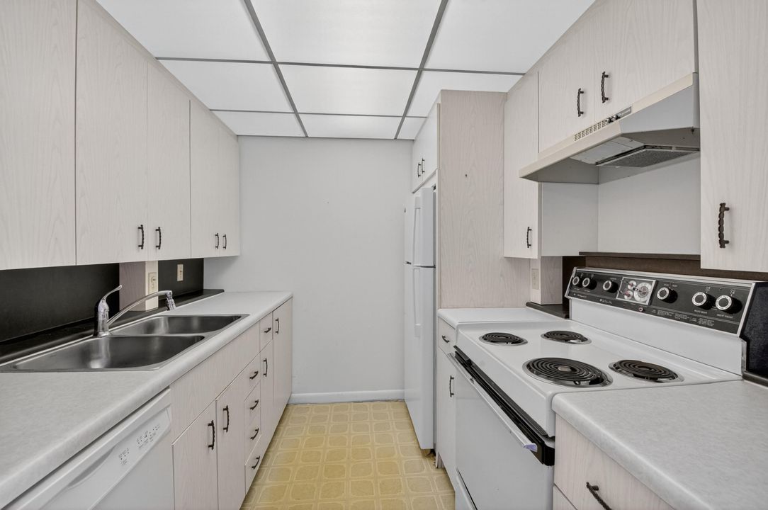 Active With Contract: $69,900 (1 beds, 1 baths, 738 Square Feet)