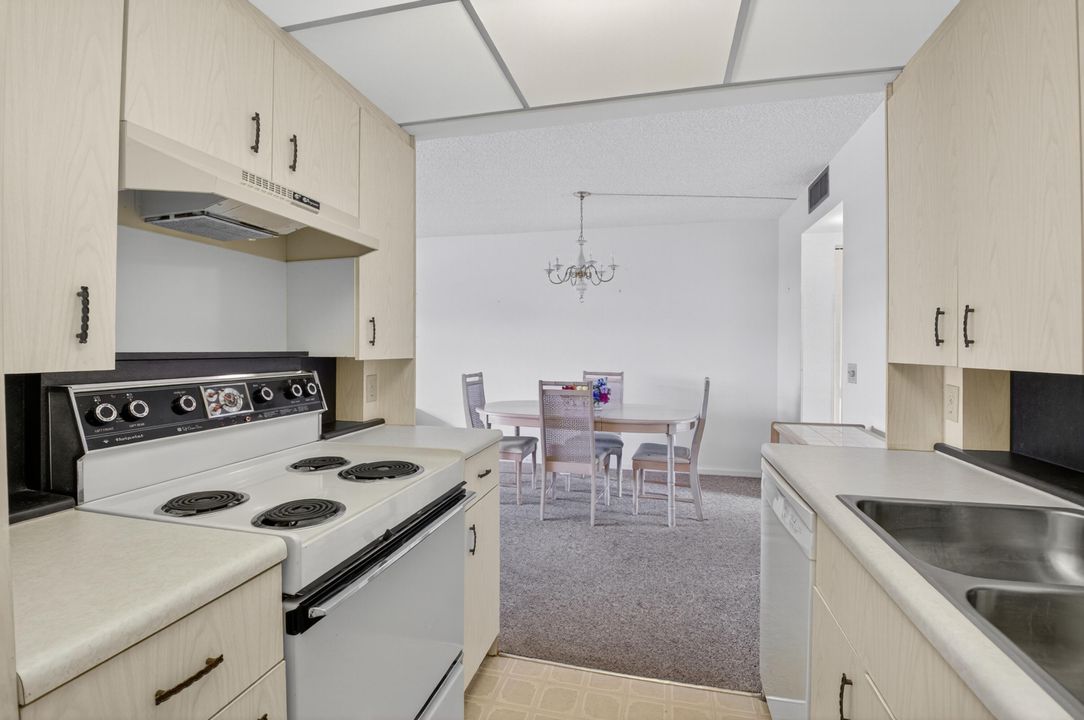 Active With Contract: $69,900 (1 beds, 1 baths, 738 Square Feet)