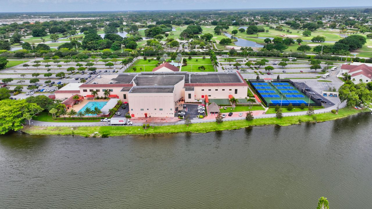 Active With Contract: $69,900 (1 beds, 1 baths, 738 Square Feet)