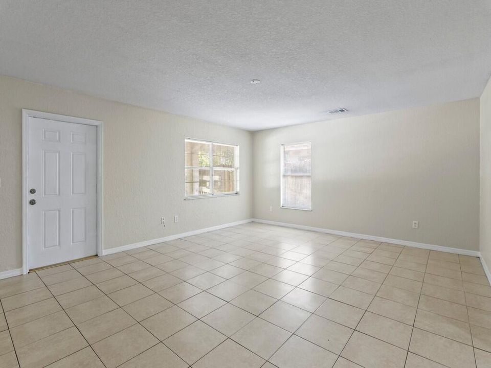 合同活跃: $224,900 (3 贝兹, 2 浴室, 1344 平方英尺)