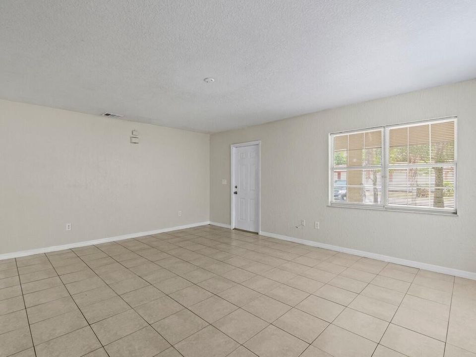 合同活跃: $224,900 (3 贝兹, 2 浴室, 1344 平方英尺)