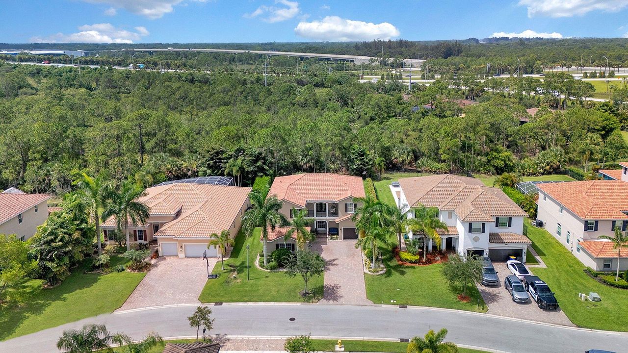 Activo con contrato: $875,000 (4 camas, 3 baños, 3410 Pies cuadrados)