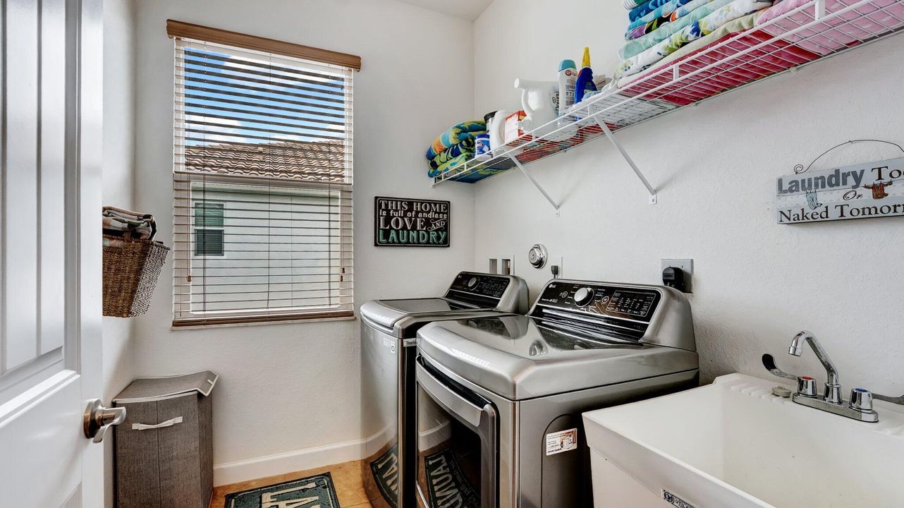 Activo con contrato: $875,000 (4 camas, 3 baños, 3410 Pies cuadrados)