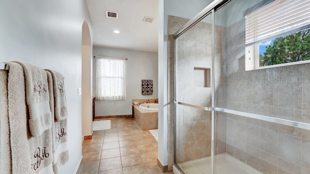 Activo con contrato: $875,000 (4 camas, 3 baños, 3410 Pies cuadrados)