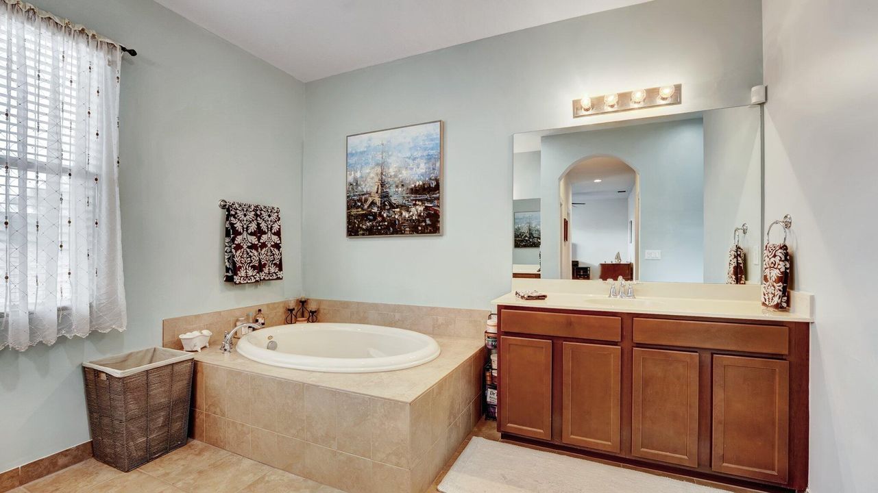 Activo con contrato: $875,000 (4 camas, 3 baños, 3410 Pies cuadrados)