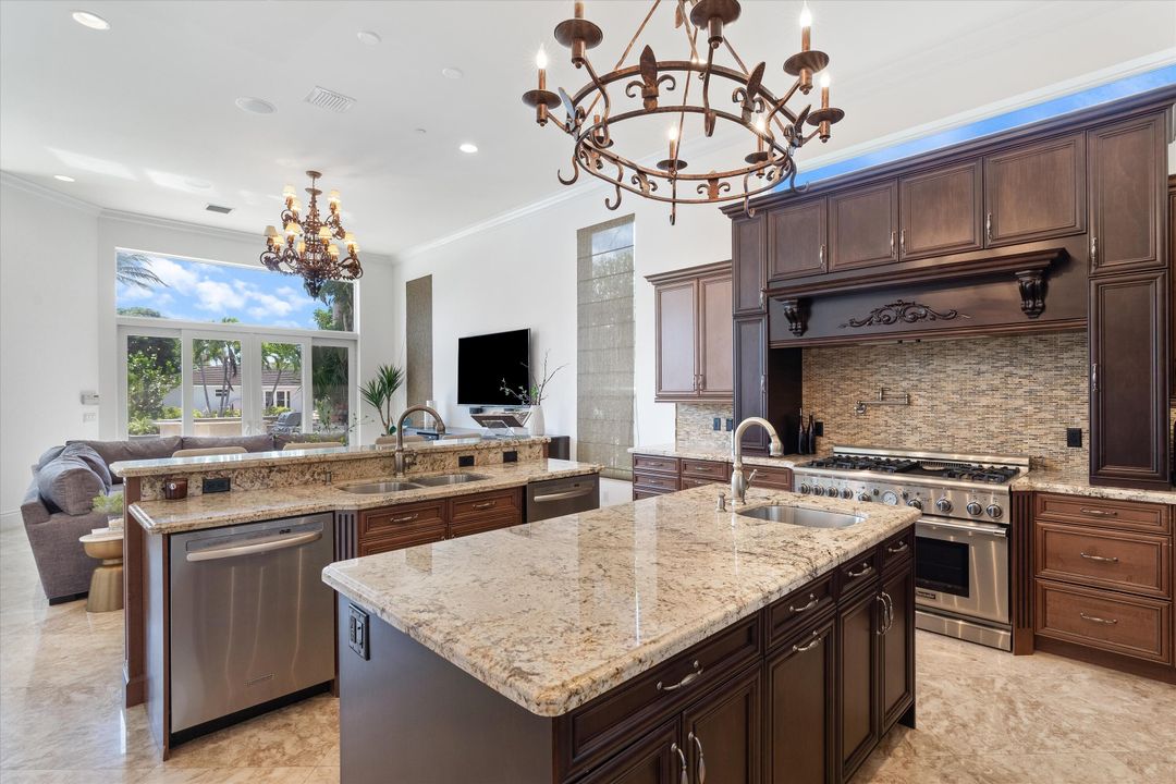 Под контрактом: $4,485,000 (7 спален, 7 ванн, 6907 Квадратных фут)