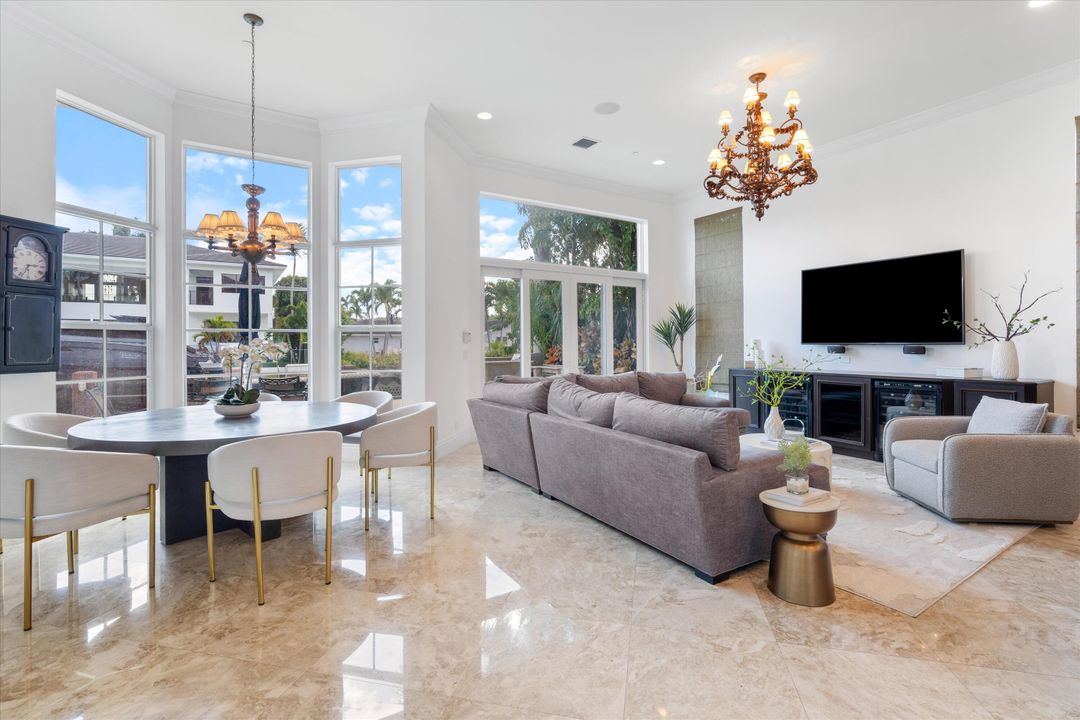 Под контрактом: $4,485,000 (7 спален, 7 ванн, 6907 Квадратных фут)