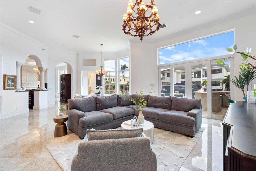 Под контрактом: $4,485,000 (7 спален, 7 ванн, 6907 Квадратных фут)