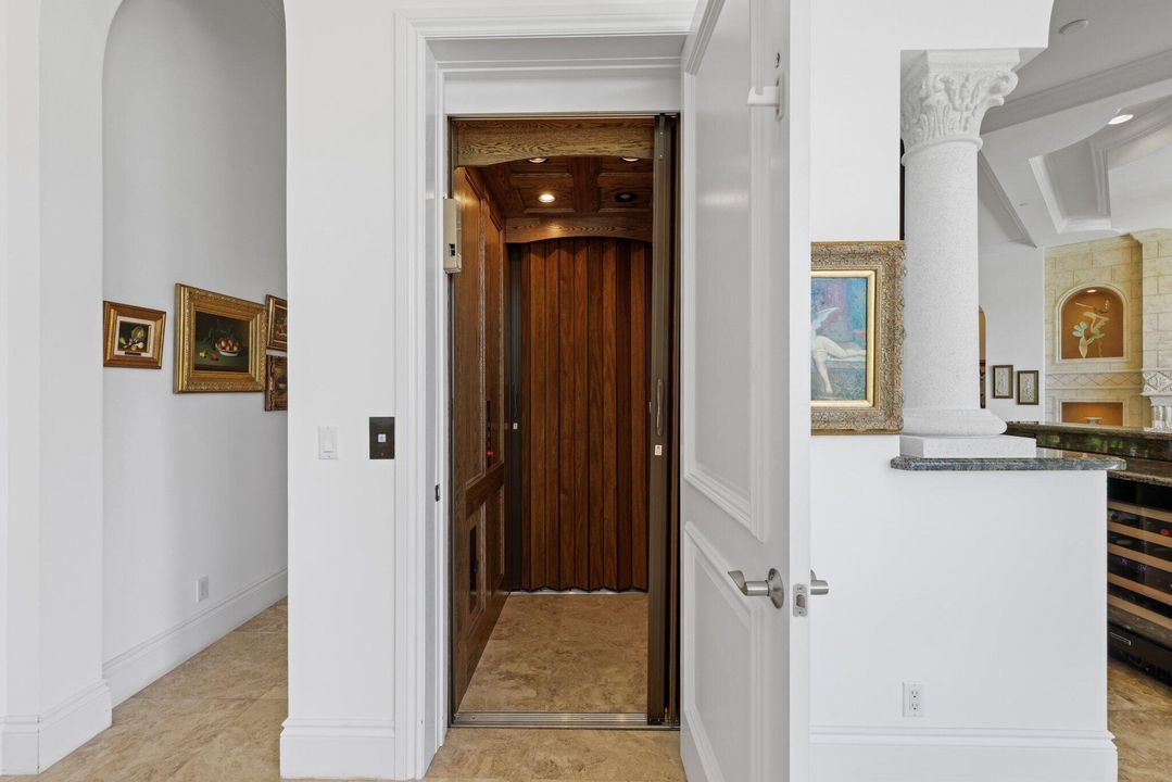 Под контрактом: $4,485,000 (7 спален, 7 ванн, 6907 Квадратных фут)