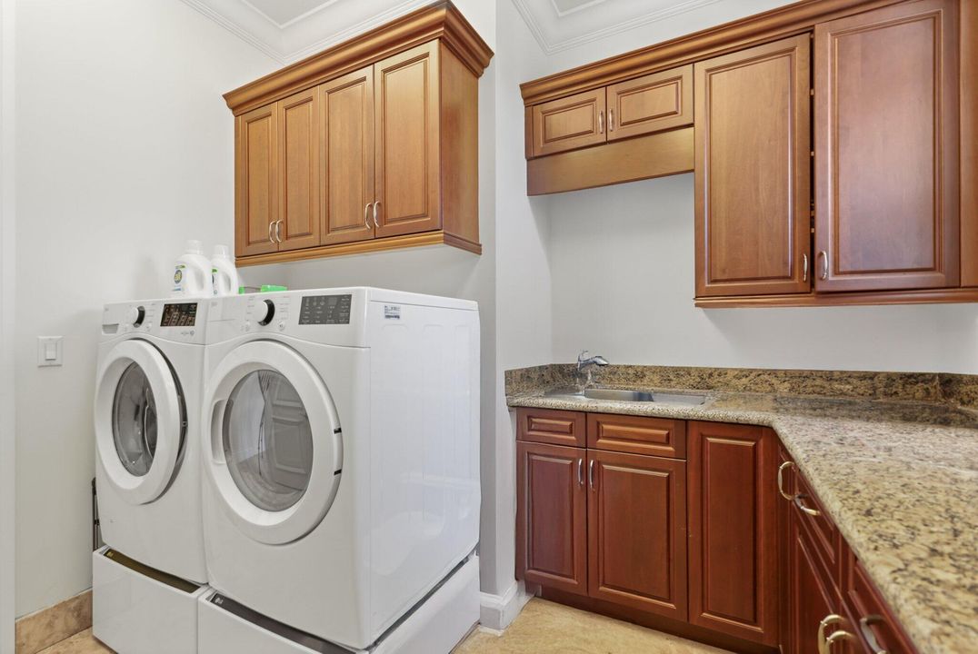 Под контрактом: $4,485,000 (7 спален, 7 ванн, 6907 Квадратных фут)