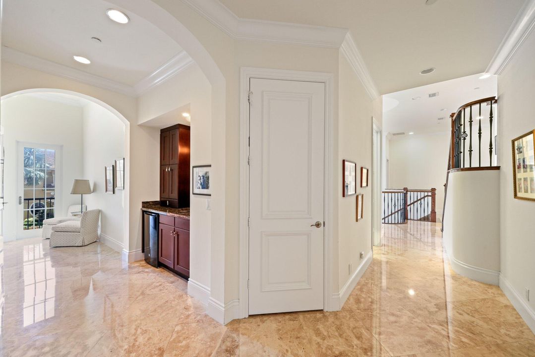 Под контрактом: $4,485,000 (7 спален, 7 ванн, 6907 Квадратных фут)