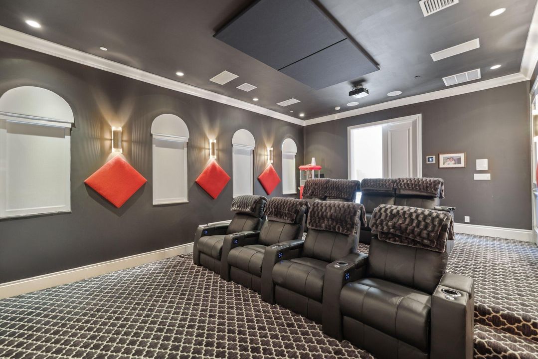 Под контрактом: $4,485,000 (7 спален, 7 ванн, 6907 Квадратных фут)