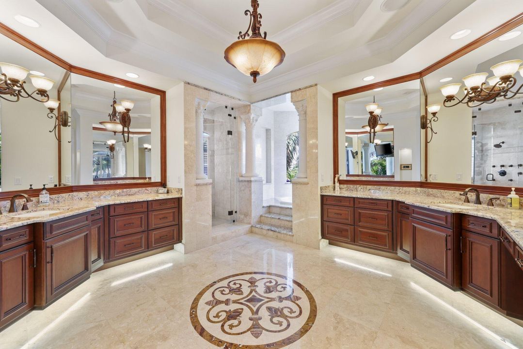 Под контрактом: $4,485,000 (7 спален, 7 ванн, 6907 Квадратных фут)