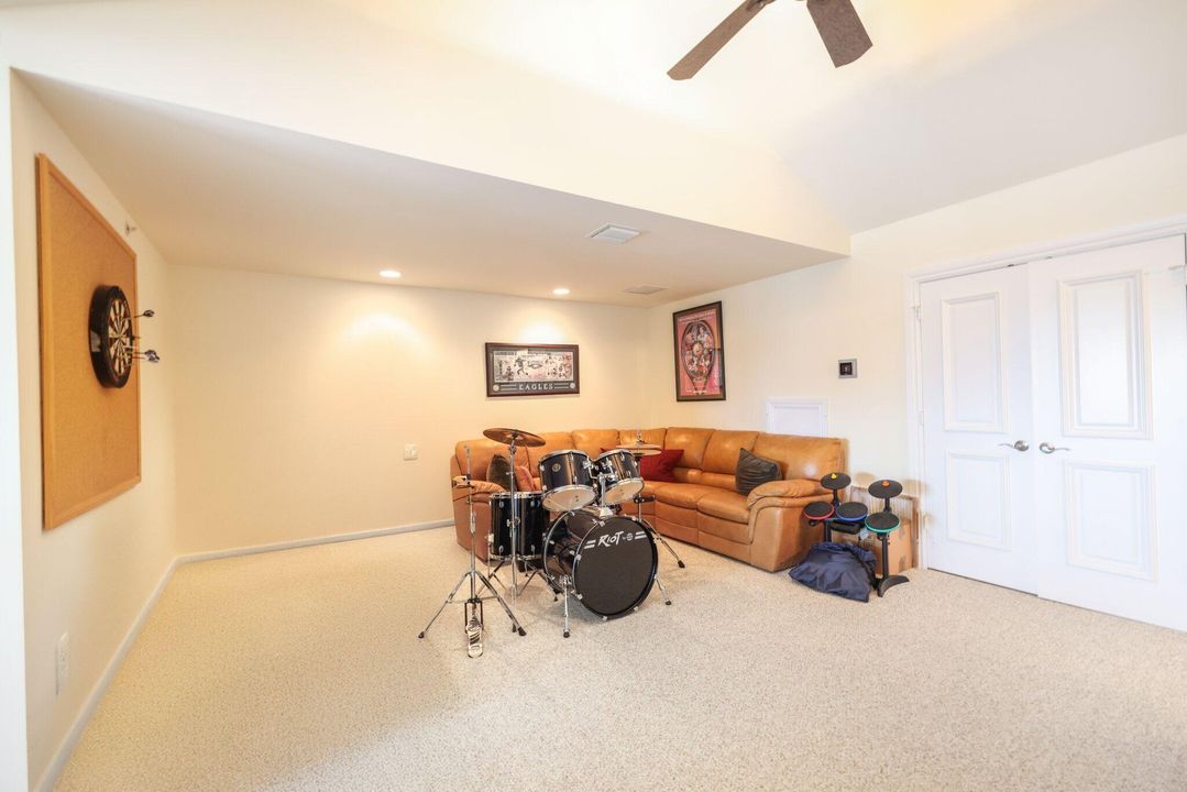 Под контрактом: $4,485,000 (7 спален, 7 ванн, 6907 Квадратных фут)