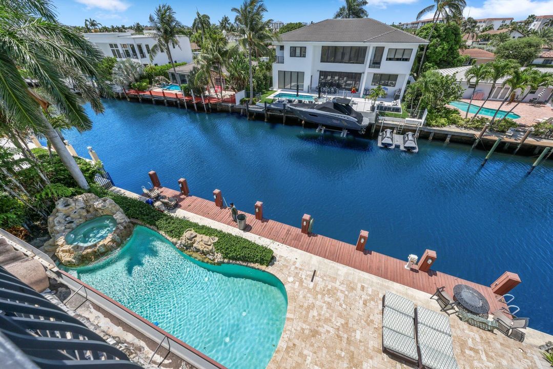 Под контрактом: $4,485,000 (7 спален, 7 ванн, 6907 Квадратных фут)