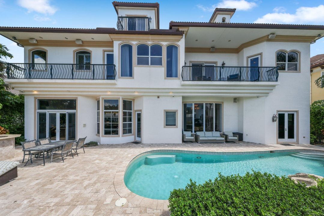 Под контрактом: $4,485,000 (7 спален, 7 ванн, 6907 Квадратных фут)