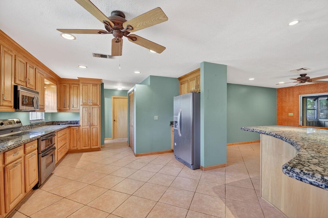 合同活跃: $995,000 (4 贝兹, 3 浴室, 2115 平方英尺)