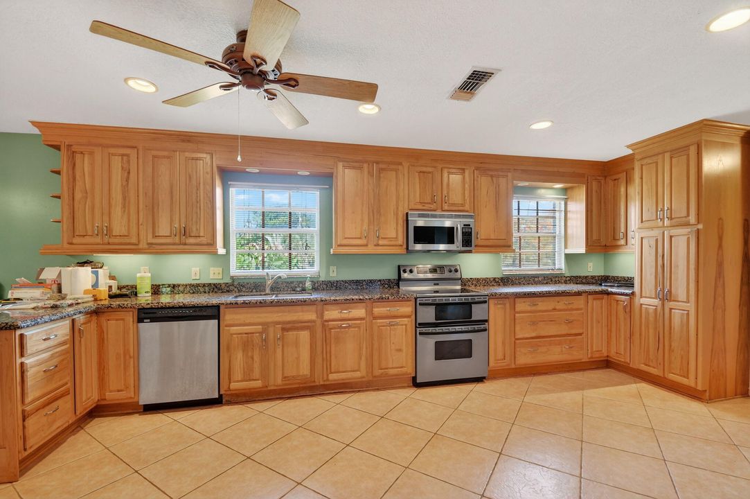 合同活跃: $995,000 (4 贝兹, 3 浴室, 2115 平方英尺)