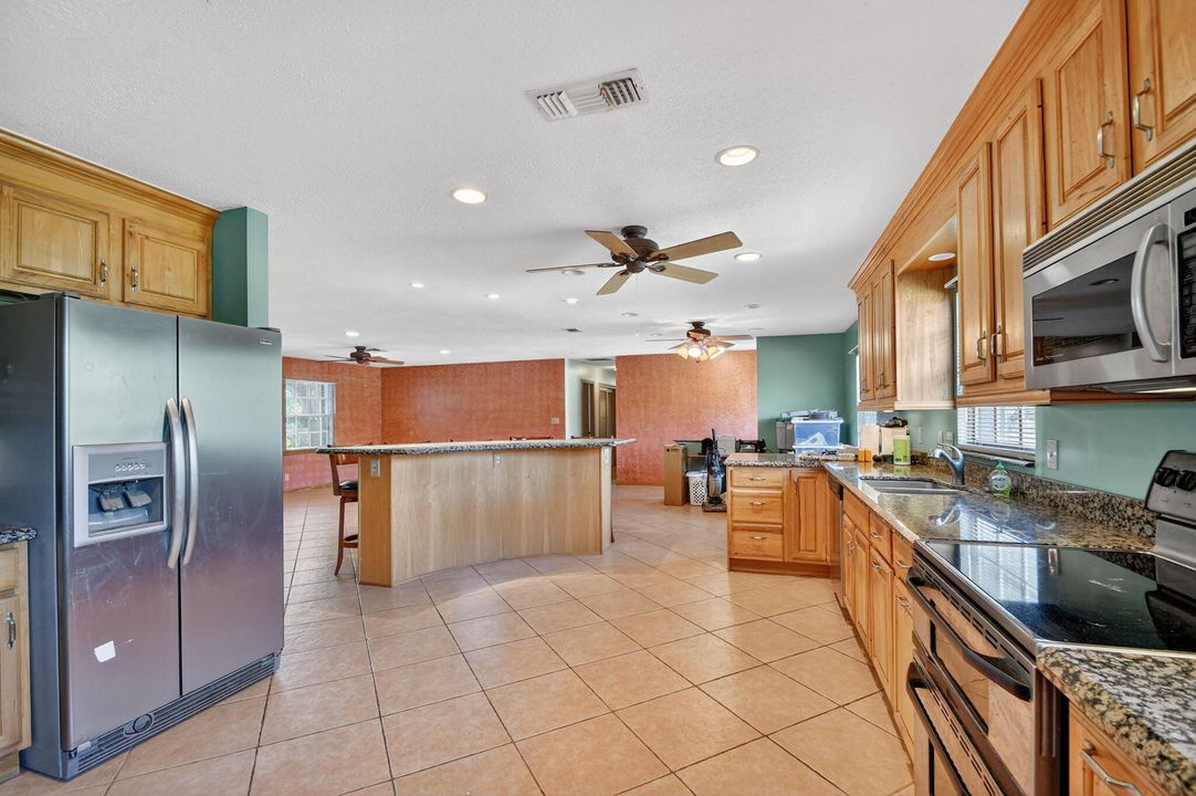 合同活跃: $995,000 (4 贝兹, 3 浴室, 2115 平方英尺)