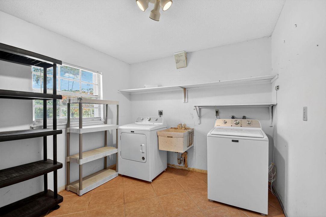 合同活跃: $995,000 (4 贝兹, 3 浴室, 2115 平方英尺)