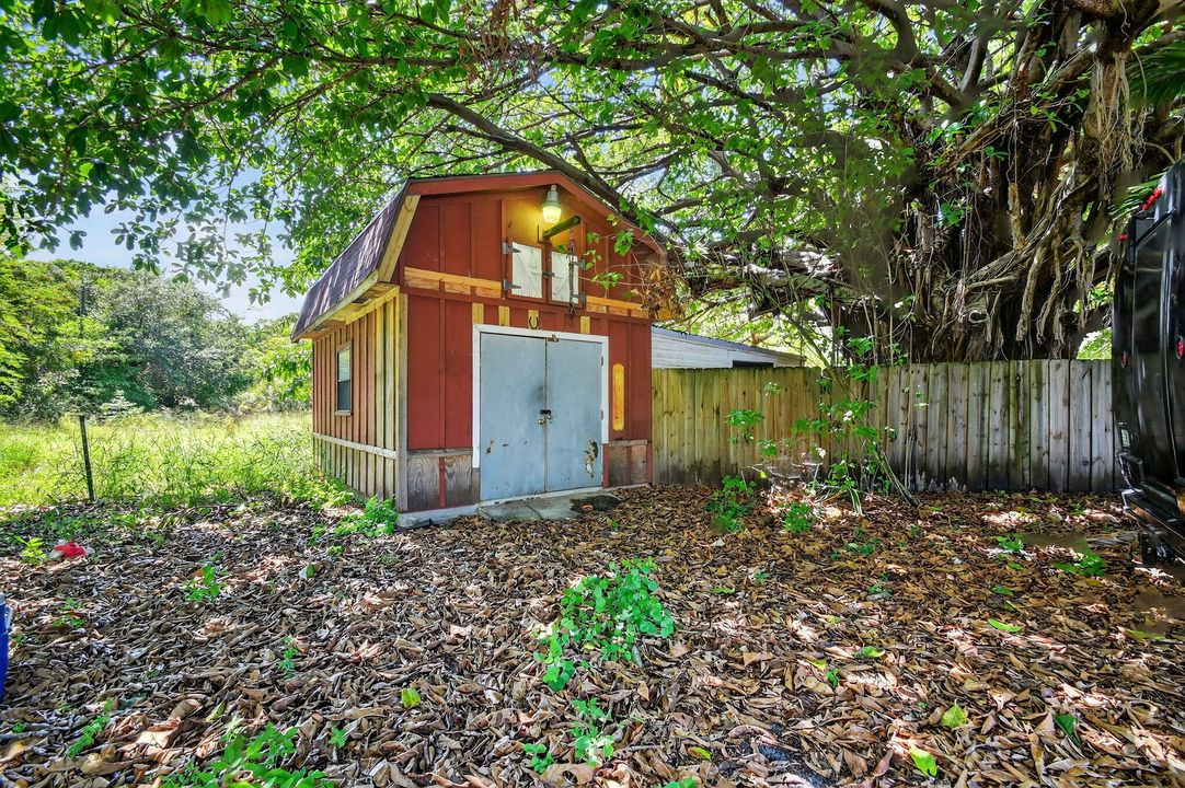 合同活跃: $995,000 (4 贝兹, 3 浴室, 2115 平方英尺)