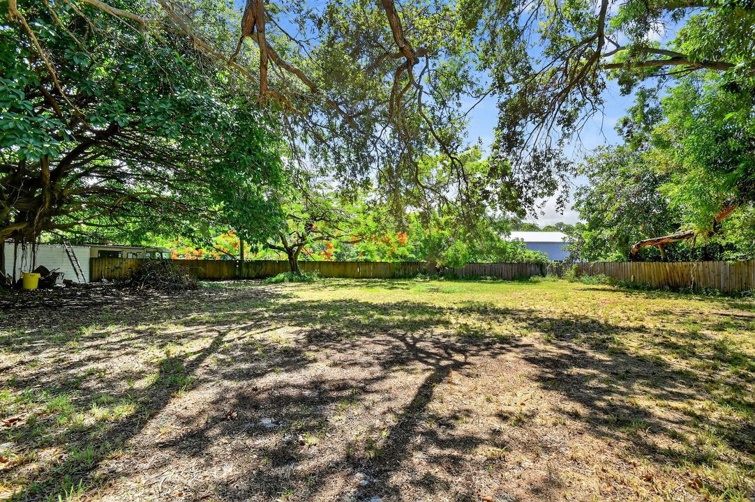 合同活跃: $995,000 (4 贝兹, 3 浴室, 2115 平方英尺)