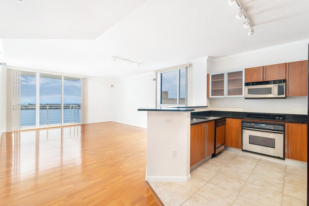 Activo con contrato: $875,000 (3 camas, 2 baños, 1625 Pies cuadrados)