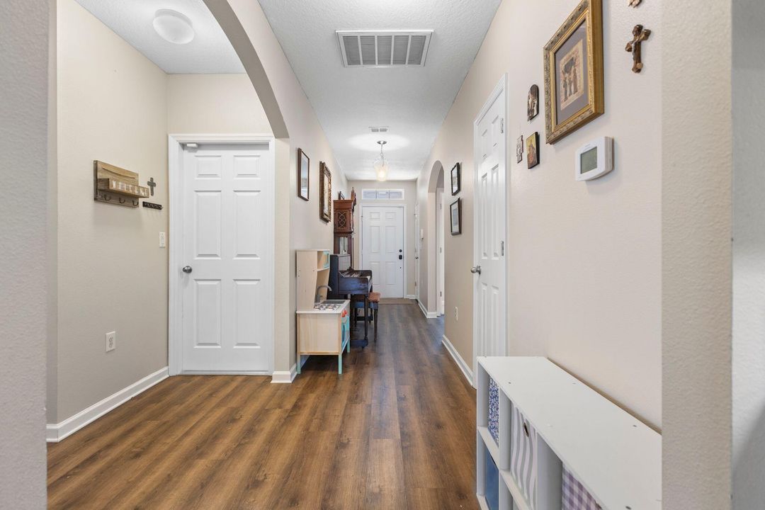 Под контрактом: $339,000 (4 спален, 2 ванн, 1851 Квадратных фут)