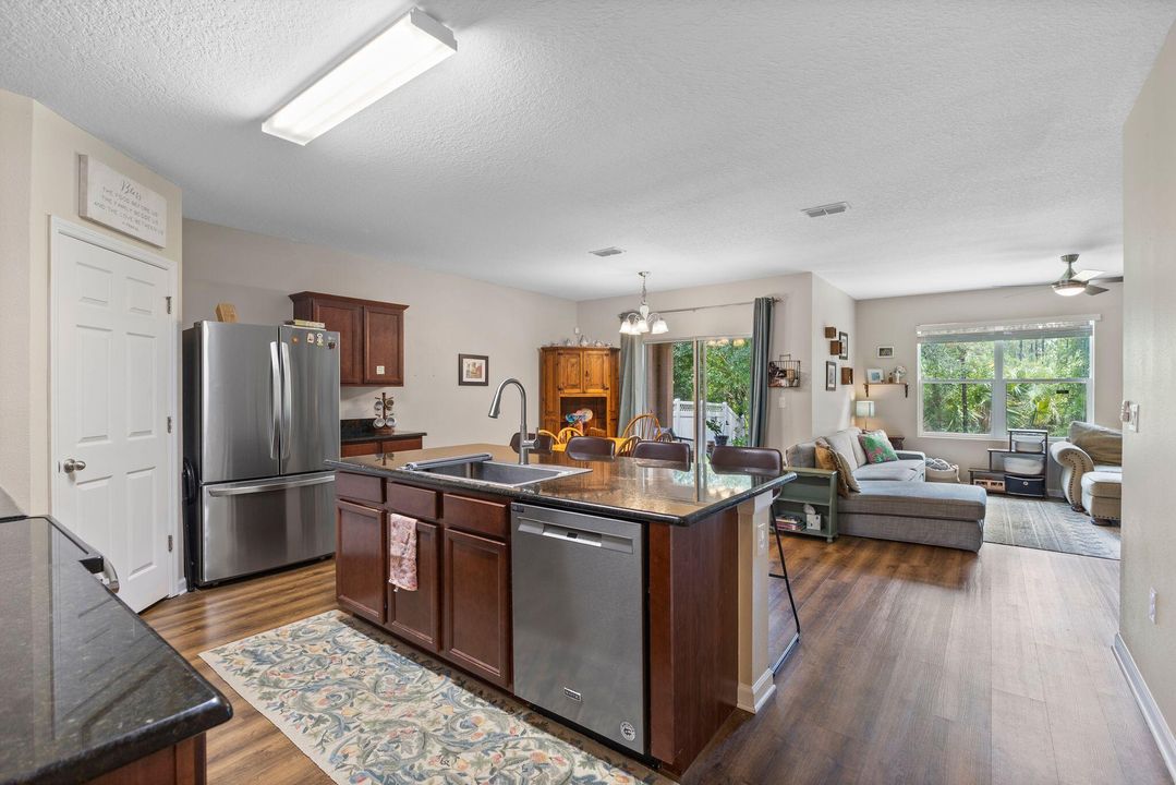 Под контрактом: $339,000 (4 спален, 2 ванн, 1851 Квадратных фут)