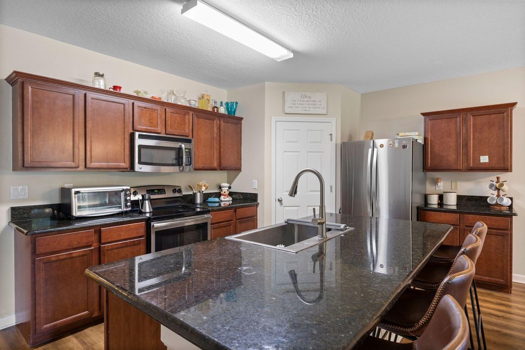 Под контрактом: $339,000 (4 спален, 2 ванн, 1851 Квадратных фут)