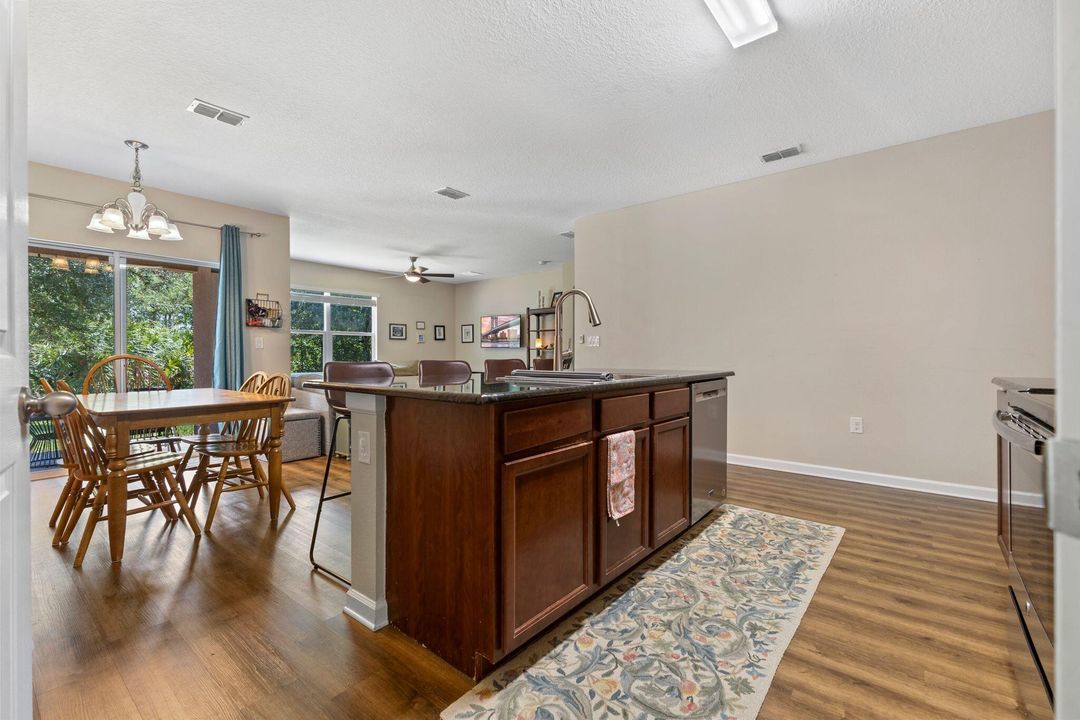 Под контрактом: $339,000 (4 спален, 2 ванн, 1851 Квадратных фут)