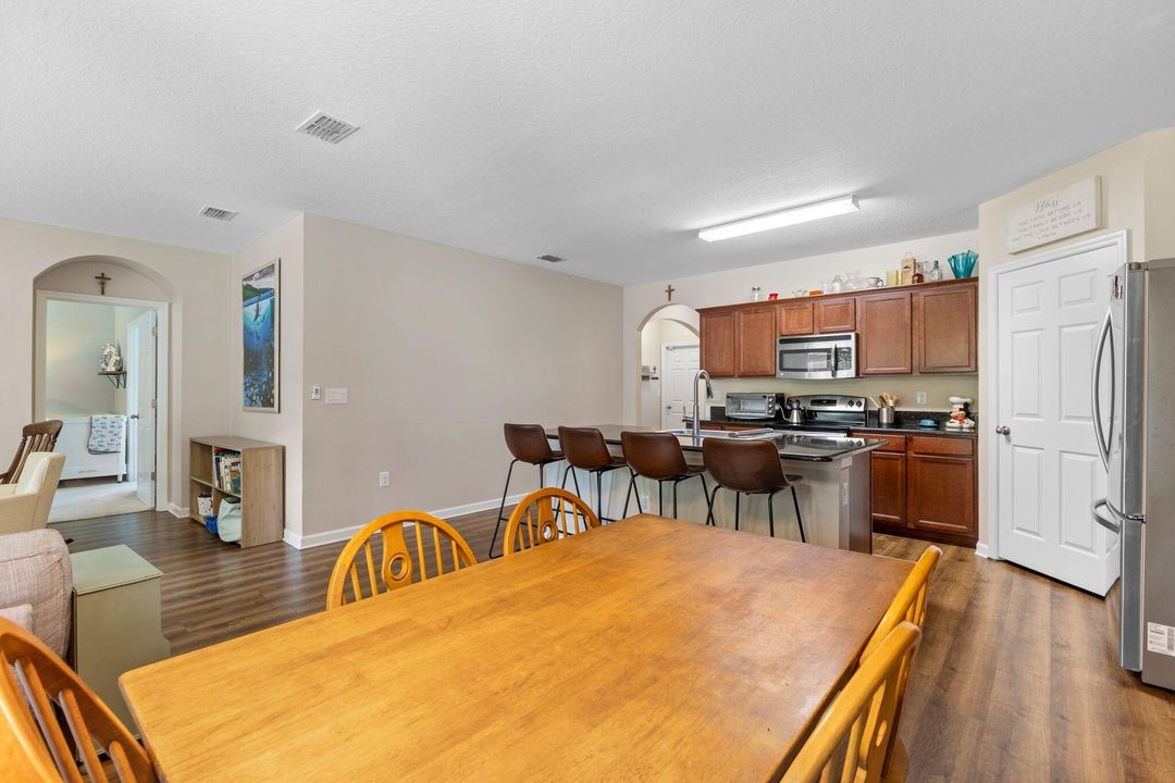 Под контрактом: $339,000 (4 спален, 2 ванн, 1851 Квадратных фут)